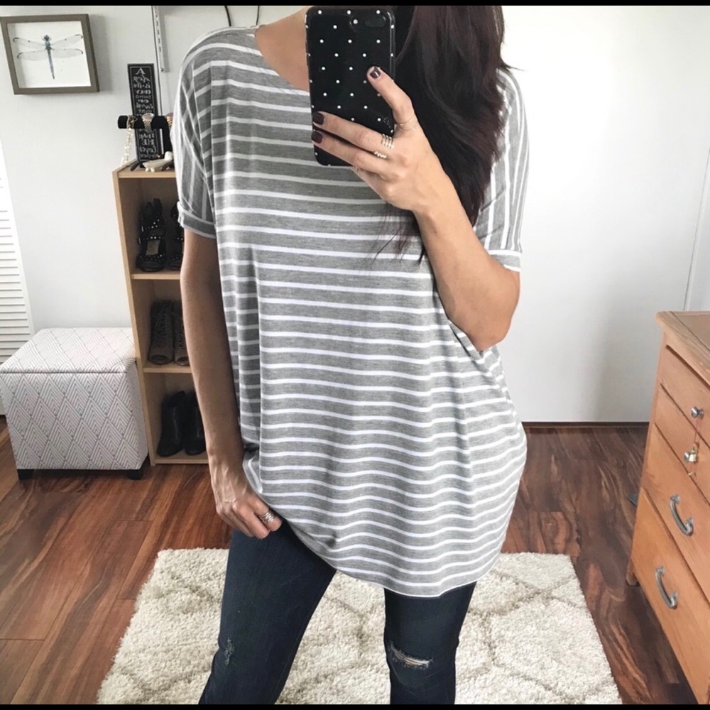 GREY AND WHITE STRIPED TEE